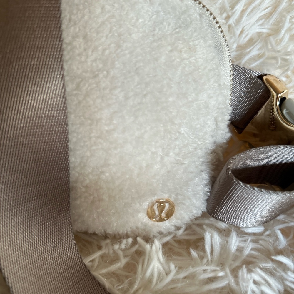 Lululemon Everywhere fleece Bag Belt Golden Ivory 8.5”x6” 2” Inches - Picture 3 of 9